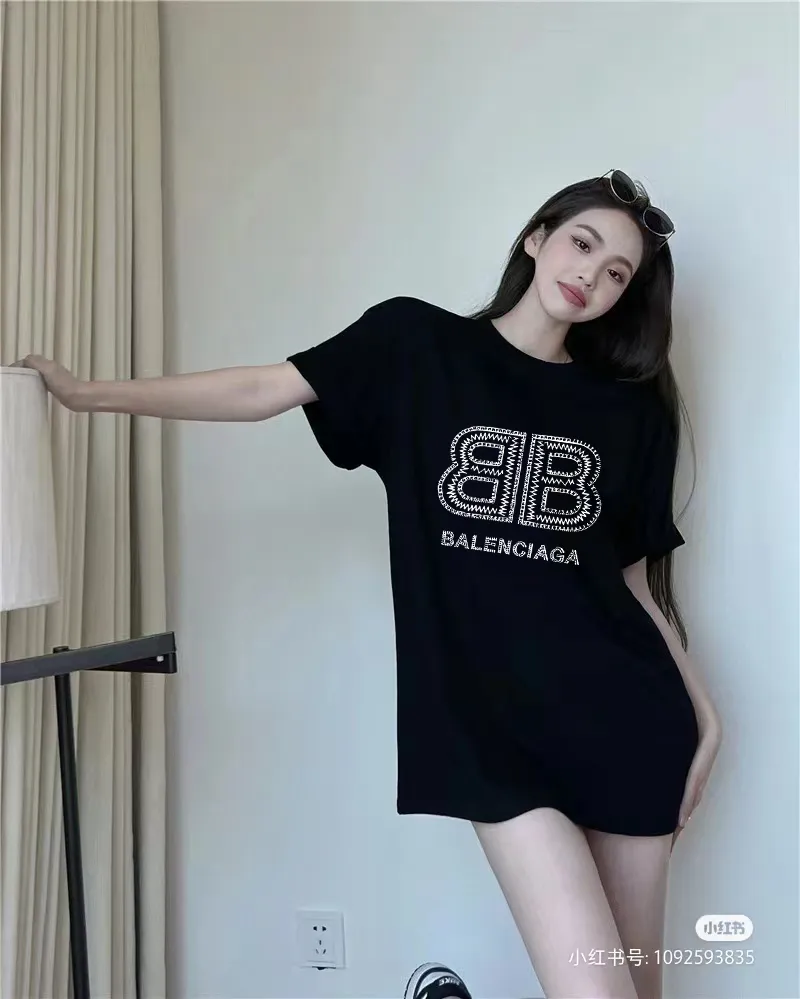 P80✨🔥 BALENCIAGA Paris lettering printed short-sleeved T-shirt. Custom-woven and dyed 300 grams of combed cotton heavyweight fabric. Zero color difference in threads. Perfect details. Different from the current currency version. Welcome to compare. Same Style for men and women. Must-sell in the picture above. Color: White Black Size: 1 2 3 4